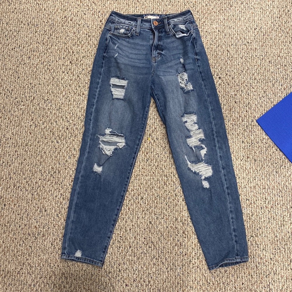 Juniors mom jeans size 0/24W. High rise fit with rips on both legs. Medium wash.